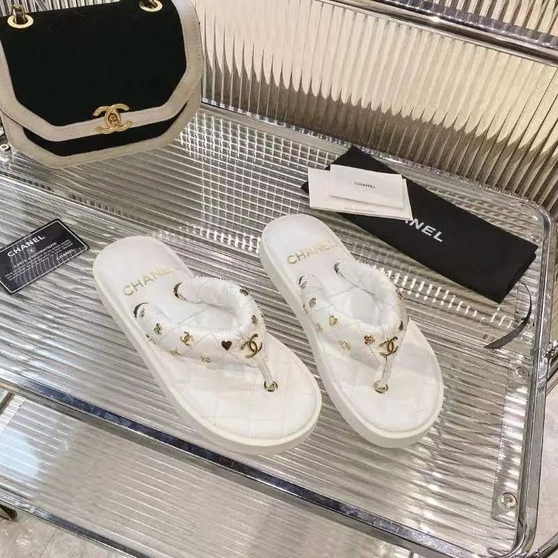 👟👟Ex-factory price 460👟👟 CHANEL 2022SS C Jia Xiaoxiang new summer bread slippers flip-flops flip-flops beach sandals original 7100 purchase development production Xiaoxiang 2023 summer hot style bread slippers irresistibly cute! The color of macarons and ice cream combined with the chubby figure is like stepping on bread or clouds ☁️Super strong wrapping feeling!  Fabric: Original customized super soft sheepskin Lining: Original customized super soft sheepskin Sole: Exclusive molded ultra-light foam outsole Sole thickness: 2CM Size: 35-40
